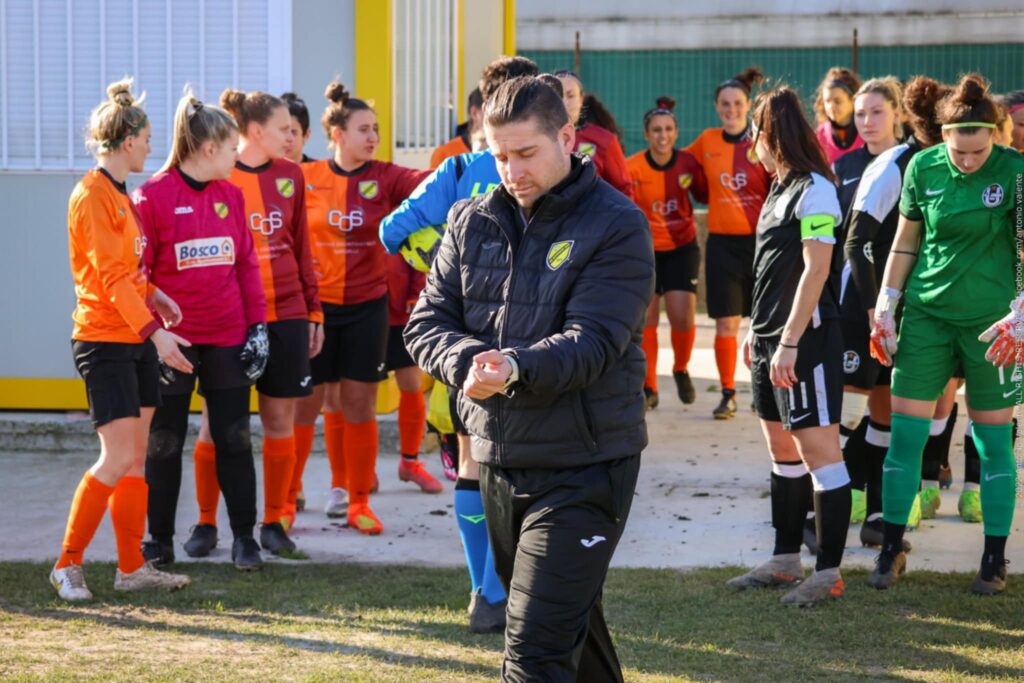 Ingresso in campo, derby di Eccellenza Doverese-Crema, finito 4-1 per le padrone di casa. Credit Photo: Antonio Valente
